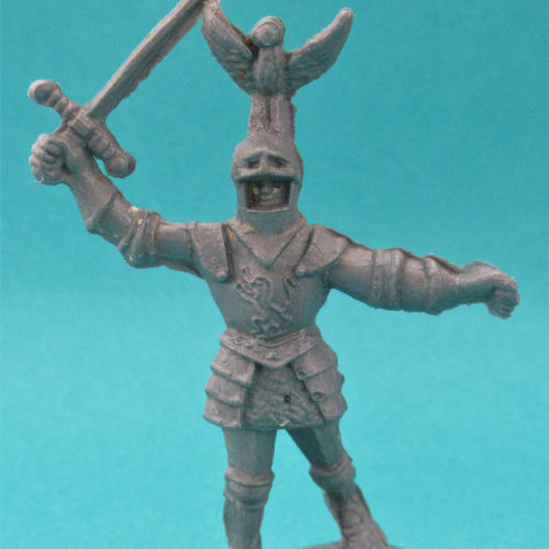 08. Chevalier avec épée brandie et casque aigle.